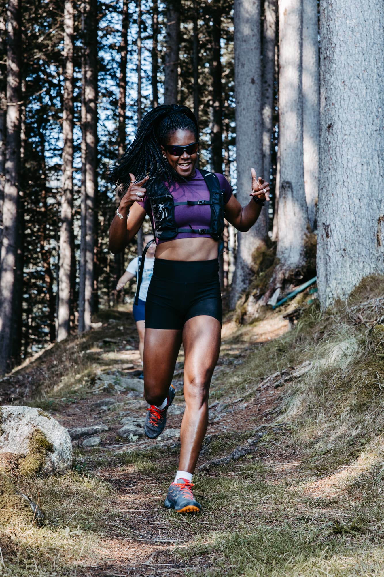 Trailrunner feiert im Wald beim Mountaincamp