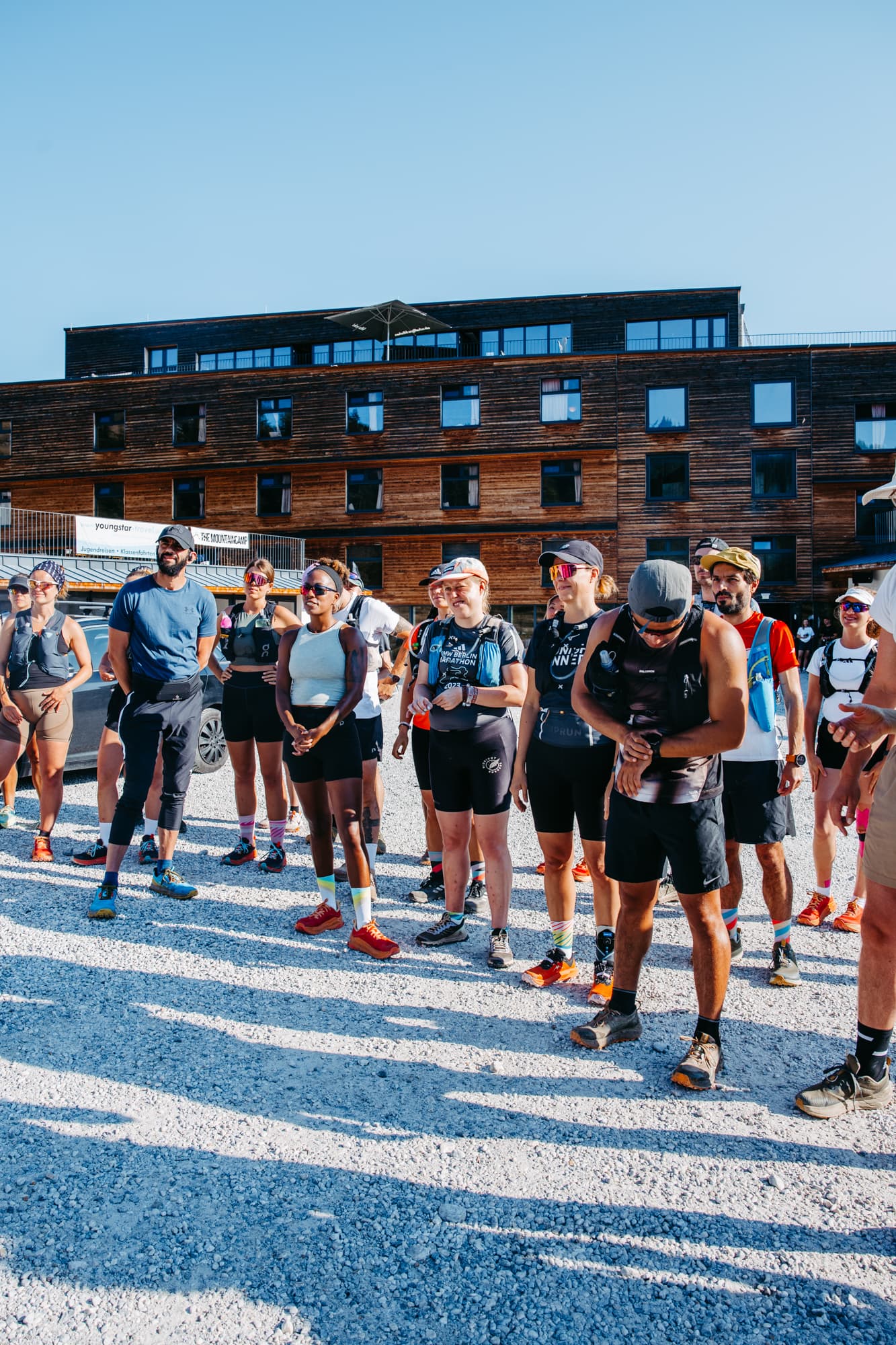 Trailrunning Camp Gruppe an der Berghütte in Hochkrimml