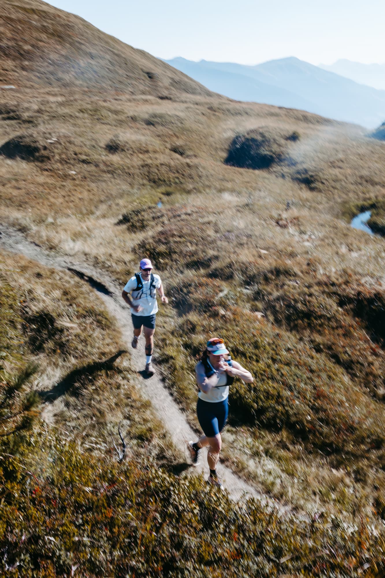 Luftaufnahme von Trailrunnern auf alpinem Bergpfad