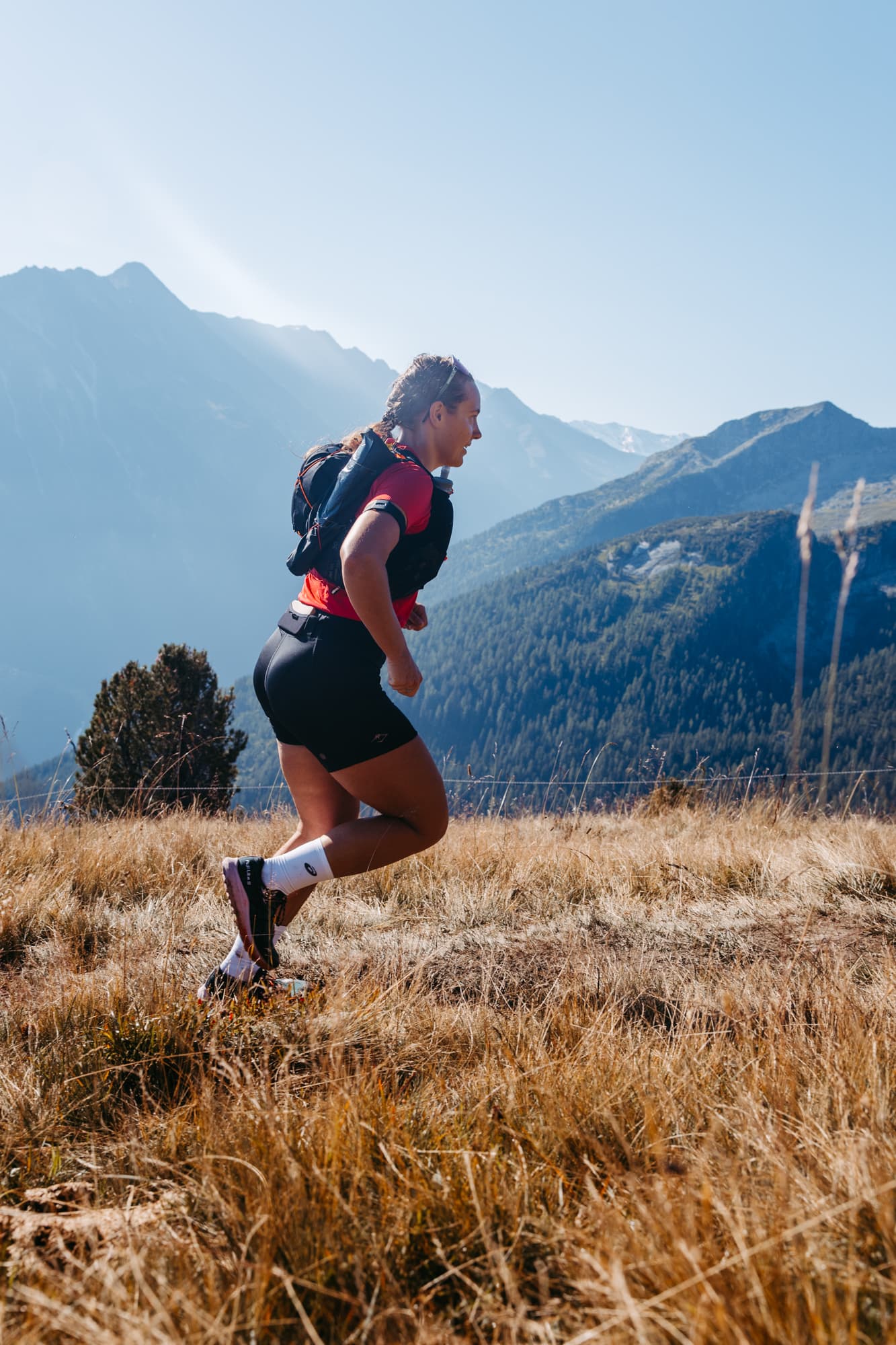 Trailrunner auf Bergwiese in den österreichischen Alpen