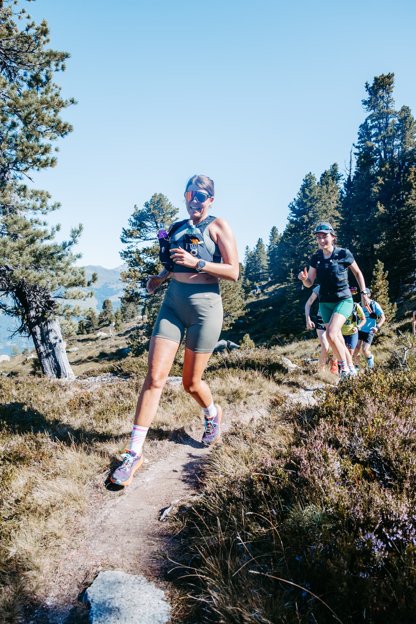 Trailrunnerinnen auf einem Bergpfad in Österreich